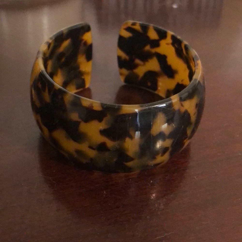 Tortoise patterned cuff bracelet